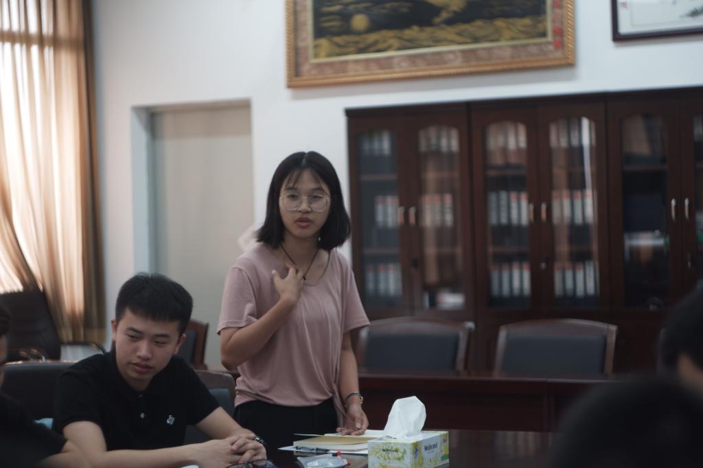 专题组织生活现场-毕业生党员积极发言