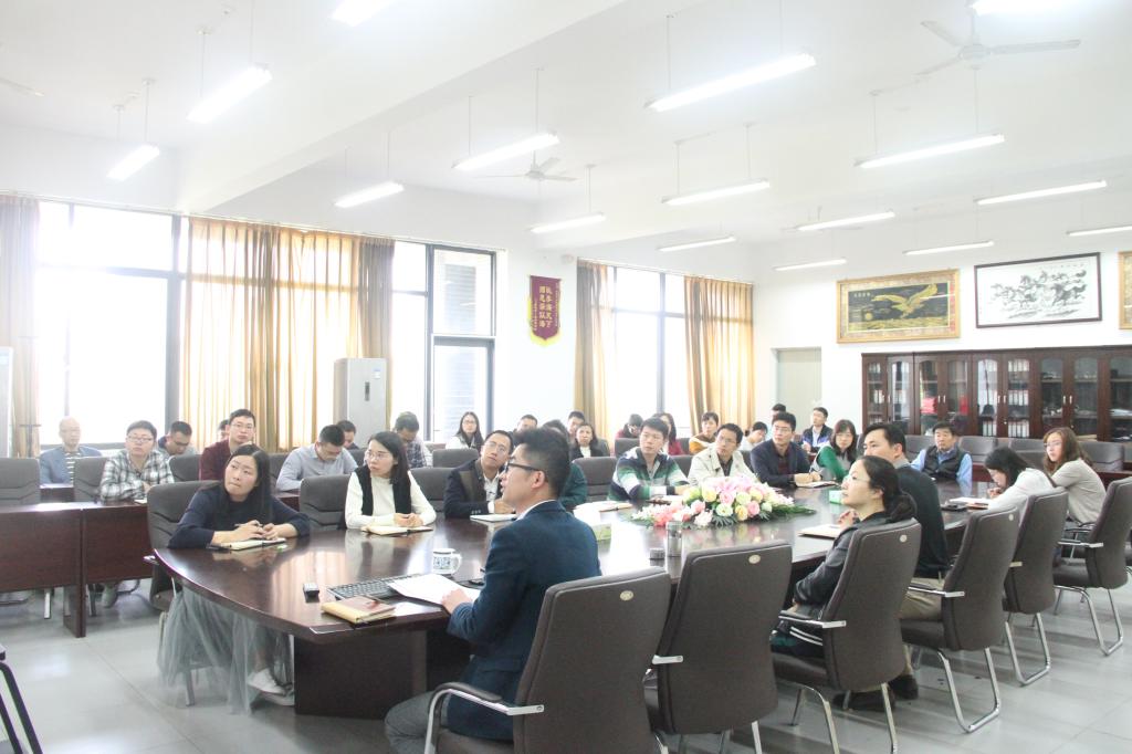 电子工程系全体党员认真学习传达学校第一次党代会精神会议现场